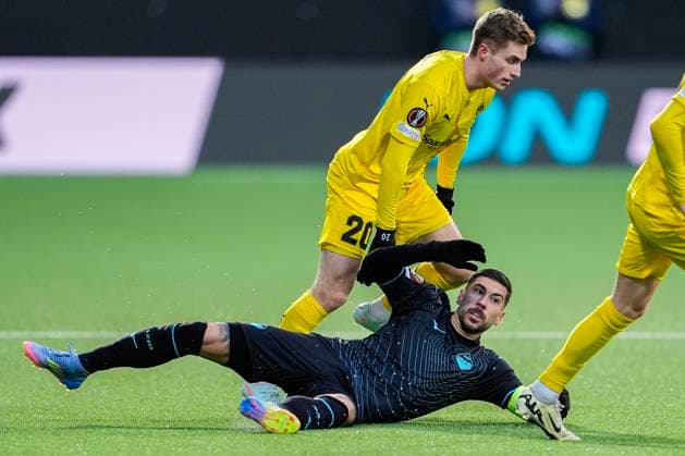 UEFA Europa League 24 25, quarterfinal, 1 match, Bodo Glimt Lazio Bodo 20250410 Bodo Glimts Fredrik Sjovold and Lazios Mattia Zaccagni during the first UEFA Europa League quarterfinal football match between Bodo Glimt and Lazio at Aspmyra Stadium in Bodo Photo Lise Aserud NTB Bodo Norge EDITORIAL USE ONLY RESTRICTED USE FOR BETTING COMPANIES  Copyright: xLisexAserudx xNTBx