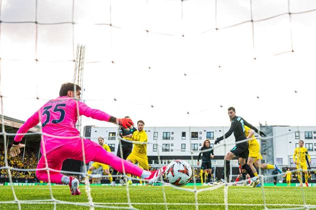 250410 Ulrik Saltnes of Bodo Glimt scores the 1 0 goal behind goalkeeper Christos Mandas of Lazio during the UEFA Europa League quarter final football match between Bodo Glimt and Lazio on April 10, 2025 in Bodo Photo Marius Simensen BILDBYRAN COP 238 bbeng bodo bodo glimt football fotball fotboll kvartfinale lazio quarter final soccer uefa europa league  Copyright: MARIUSxSIMENSEN BB250410BB906