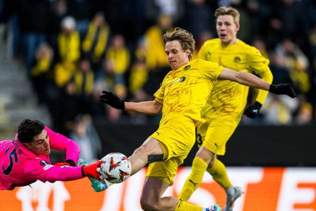250410 Ulrik Saltnes of Bodo Glimt missing a chance to score on goalkeeper Christos Mandas of Lazio during the UEFA Europa League quarter final football match between Bodo Glimt and Lazio on April 10, 2025 in Bodo Photo Marius Simensen BILDBYRAN COP 238 bbeng bodo bodo glimt football fotball fotboll kvartfinale lazio quarter final soccer uefa europa league  Copyright: MARIUSxSIMENSEN BB250410BB917