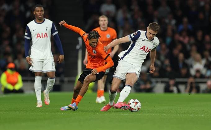 10 04 2025, Football UEFA Europa League quarter-final first leg, Tottenham Hotspur Eintracht Frankfurt, emonline, emspor, v l , Jean Matteo Bahoya Eintracht Frankfurt , Micky van de Ven Tottenham Hotspur DFL DFB REGULATIONS PROHIBIT ANY USE OF PHOTOGRAPHS AS IMAGE SEQUENCES AND OR QUASI VIDEO xdcx Copyright: HMBxMedia Claus