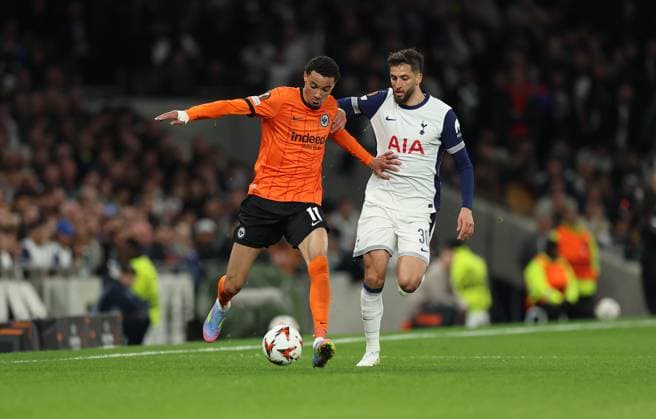 10 04 2025, Football UEFA Europa League quarter-final first leg, Tottenham Hotspur Eintracht Frankfurt, emonline, emspor, v l , Hugo Ekitike Eintracht Frankfurt , Rodrigo Bentancur Tottenham Hotspur DFL DFB REGULATIONS PROHIBIT ANY USE OF PHOTOGRAPHS AS IMAGE SEQUENCES AND OR QUASI VIDEO xdcx Copyright: HMBxMedia Claus