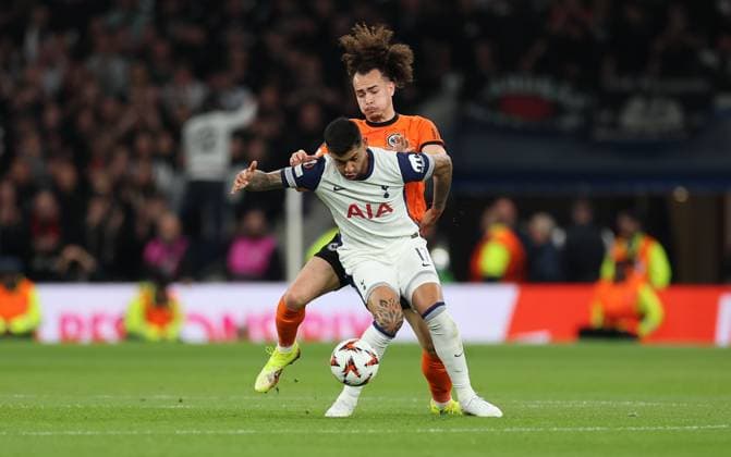10 04 2025, Football UEFA Europa League quarter-final first leg, Tottenham Hotspur Eintracht Frankfurt, emonline, emspor, v l , Cristian Romero Tottenham Hotspur , Arthur Theate Eintracht Frankfurt DFL DFB REGULATIONS PROHIBIT ANY USE OF PHOTOGRAPHS AS IMAGE SEQUENCES AND OR QUASI VIDEO xdcx Copyright: HMBxMedia Claus