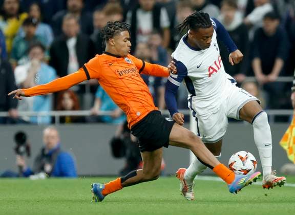 Tottenham Hotspur v Eintracht Frankfurt - UEFA Europa League 2024 25 Quarter Final First Leg Jean-Matteo Bahoya of Eintracht Frankfurt and Destiny Udogie of Tottenham Hotspur challenge during the UEFA Europa League 2024 25 Quarter Final First Leg match between Tottenham Hotspur and Eintracht Frankfurt at Tottenham Hotspur Stadium on April 10, 2025 in London, England. London Tottenham Hotspur Stadium England United Kingdom Copyright: xNigelxFrench Sportsphoto APLx 14125018
