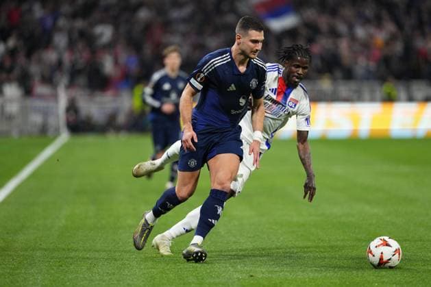 Diogo Dalot of Man Utd takes on Paul Akouokou of Lyon Olympique Lyonnais v Manchester United, ManU UEFA Europa League, Quarter Final, First Leg, Football, Groupama Stadium, Lyon, France - 10 Apr 2025 EDITORIAL USE ONLY No use with unauthorised audio, video, data, fixture lists, club league logos or live services. Online in-match use limited to 120 images, no video emulation. No use in betting, games or single club league player publications. Copyright: xDavexWinter Shutterstockx 15243617ah