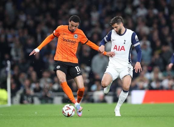 10 04 2025, xtgx, Football Europa League 1 4 Final, Tottenham Hotspur Eintracht Frankfurt v l Hugo Ekitike Eintracht Frankfurt , Rodrigo Bentancur of Tottenham Hotspur DFL DFB REGULATIONS PROHIBIT ANY USE OF PHOTOGRAPHS as IMAGE SEQUENCES and or QUASI VIDEO London