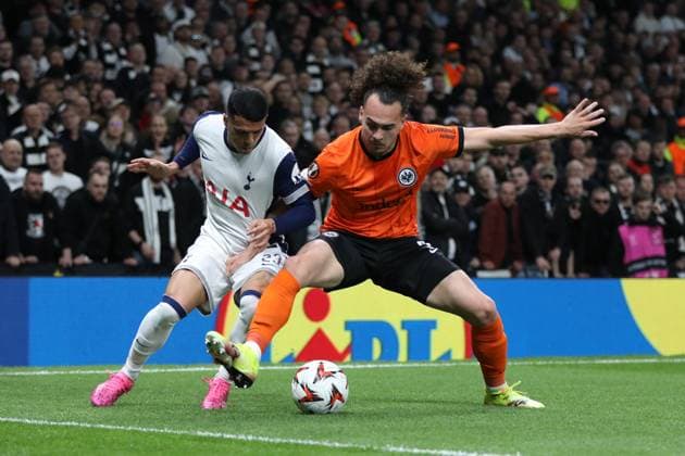 London, England, April 10th 2025: Arthur Theate of Eintracht Frankfurt protects the ball from Pedro Porro of Tottenham Hotspur during the UEFA Europa League match between Tottenham Hotspur and Eintracht Frankfurt at Tottenham Hotspur Stadium in London, England (Alexander Canillas SPP) Copyright: xAlexanderxCanillas SPPx spp-en-AlCa-C5V_9938