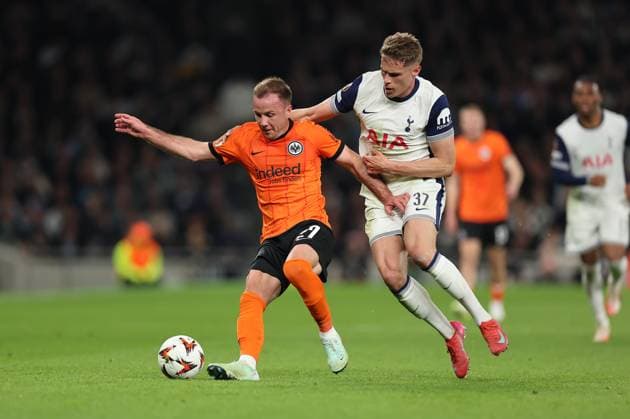10 04 2025, Football UEFA Europa League quarter-final first leg, Tottenham Hotspur Eintracht Frankfurt, emonline, emspor, v l , Mario Götze Eintracht Frankfurt , Micky van de Ven Tottenham Hotspur DFL DFB REGULATIONS PROHIBIT ANY USE OF PHOTOGRAPHS AS IMAGE SEQUENCES AND OR QUASI VIDEO xdcx Copyright: HMBxMedia Claus
