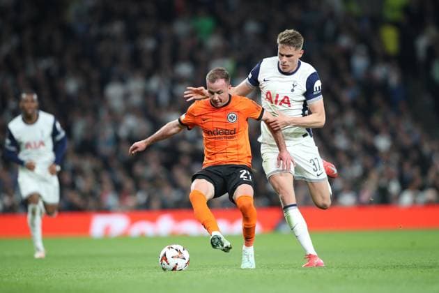 10 04 2025, xtgx, Football Europa League 1 4 Final, Tottenham Hotspur Eintracht Frankfurt v l Mario Götze Goetze Eintracht Frankfurt , Micky van de Ven of Tottenham Hotspur DFL DFB REGULATIONS PROHIBIT ANY USE OF PHOTOGRAPHS as IMAGE SEQUENCES and or QUASI VIDEO London