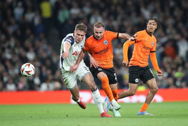10 04 2025, xtgx, Football Europa League 1 4 Final, Tottenham Hotspur Eintracht Frankfurt v l Micky van de Ven of Tottenham Hotspur, Mario Götze Goetze Eintracht Frankfurt DFL DFB REGULATIONS PROHIBIT ANY USE OF PHOTOGRAPHS as IMAGE SEQUENCES and or QUASI VIDEO London
