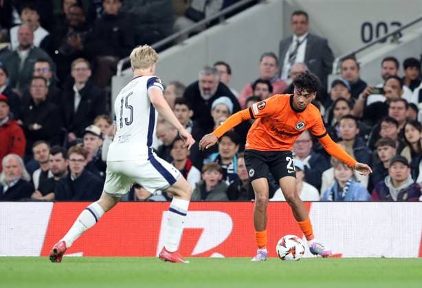 10 04 2025, xtgx, Football Europa League 1 4 Final, Tottenham Hotspur Eintracht Frankfurt v l Lucas Bergvall of Tottenham Hotspur, Nathaniel Brown Eintracht Frankfurt DFL DFB REGULATIONS PROHIBIT ANY USE OF PHOTOGRAPHS as IMAGE SEQUENCES and or QUASI VIDEO London