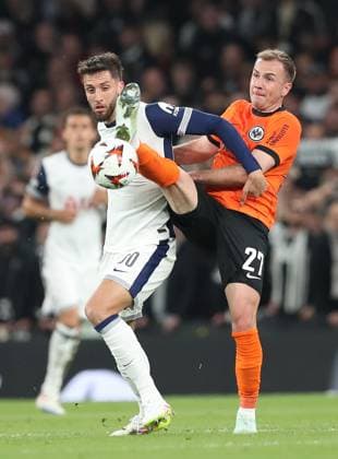 10 04 2025, xtgx, Football Europa League 1 4 Final, Tottenham Hotspur Eintracht Frankfurt v l Rodrigo Bentancur of Tottenham Hotspur, Mario Götze Goetze Eintracht Frankfurt DFL DFB REGULATIONS PROHIBIT ANY USE OF PHOTOGRAPHS as IMAGE SEQUENCES and or QUASI VIDEO London