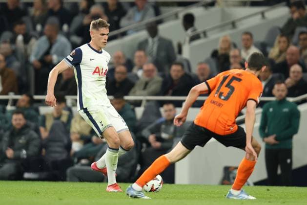 London, England, April 10th 2025: Micky van de Ven of Tottenham Hotspur makes a pass while receiving pressure from Ellyes Skhiri of Eintracht Frankfurt during the UEFA Europa League match between Tottenham Hotspur and Eintracht Frankfurt at Tottenham Hotspur Stadium in London, England (Alexander Canillas SPP) Copyright: xAlexanderxCanillas SPPx spp-en-AlCa-9U2A0115