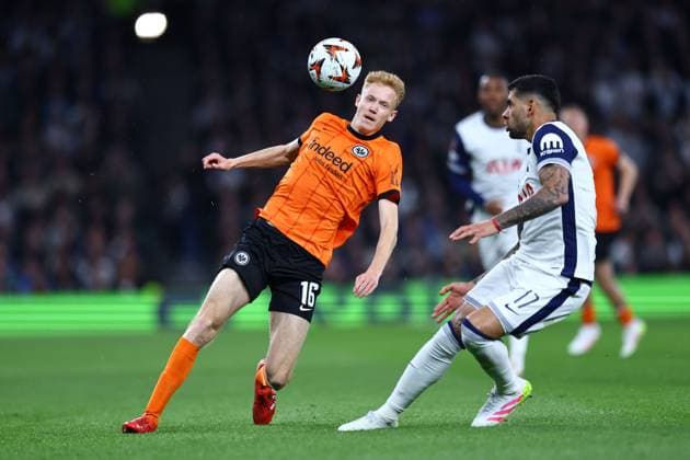 Hugo Larsson of Eintracht Frankfurt and Cristian Romero of Tottenham Hotspur Tottenham Hotspur v Eintracht Frankfurt, UEFA Europa League, Quarter Final, First Leg, Football, Tottenham Hotspur Stadium, London, UK - 10 Apr 2025 EDITORIAL USE ONLY No use with unauthorised audio, video, data, fixture lists, club league logos or live services. Online in-match use limited to 120 images, no video emulation. No use in betting, games or single club league player publications.  Copyright: xMichaelxZemanek Shutterstockx 15243632ai