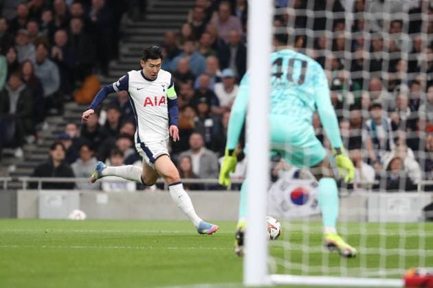 Heung-Min Son of Tottenham Hotspur is in a one-on-one situation about to take a shot against goalkeeper Kaua Santos of Eintracht Frankfurt Tottenham Hotspur v Eintracht Frankfurt, Football, UEFA Europa League, Tottenham Hotspur Stadium, London, UK - 10 04 2025 Editorial use only  Copyright: xAnthonyxHanc Shutterstockx 15247844g