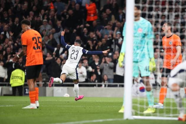 Pedro Porro of Tottenham Hotspur celebrates after he scored against Eintracht Frankfurt to make the game 1-1 Tottenham Hotspur v Eintracht Frankfurt, Football, UEFA Europa League, Tottenham Hotspur Stadium, London, UK - 10 04 2025 Editorial use only  Copyright: xAnthonyxHanc Shutterstockx 15247844m