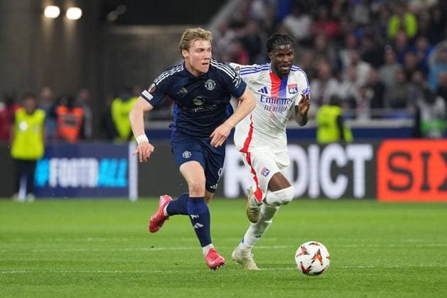 Rasmus Hojlund of Man Utd itakes on Paul Akouokou of Lyon Olympique Lyonnais v Manchester United, ManU UEFA Europa League, Quarter Final, First Leg, Football, Groupama Stadium, Lyon, France - 10 Apr 2025 EDITORIAL USE ONLY No use with unauthorised audio, video, data, fixture lists, club league logos or live services. Online in-match use limited to 120 images, no video emulation. No use in betting, games or single club league player publications. Copyright: xDavexWinter Shutterstockx 15243617bi