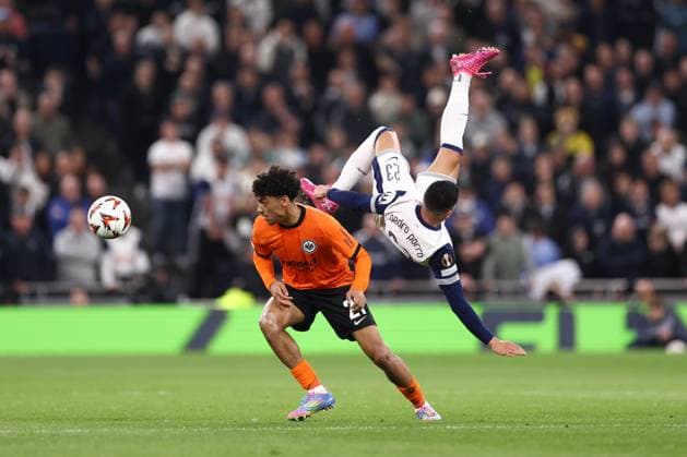 Tottenham Hotspur gegen Eintracht Frankfurt 10. April 2025, London UEFA Europa League Viertelfinale Hinspiel Tottenham Hotspur gegen Pedro Porro von Tottenham Hotspur überläuft Eintracht Frankfurt Nathaniel Brown von Eintracht Frankfurt Foto Jacques Feeney Abseits London UK  Copyright: xJacquesxFeeneyx xOffsidexOffside
