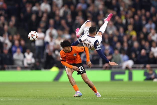 Tottenham Hotspur gegen Eintracht Frankfurt 10. April 2025, London UEFA Europa League Viertelfinale Hinspiel Tottenham Hotspur gegen Pedro Porro von Tottenham Hotspur überläuft Eintracht Frankfurt Nathaniel Brown von Eintracht Frankfurt Foto Jacques Feeney Abseits London UK  Copyright: xJacquesxFeeneyx xOffsidexOffside