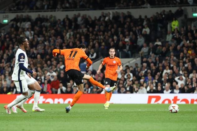 10 04 2025, xtgx, Football Europa League 1 4 Final, Tottenham Hotspur Eintracht Frankfurt v l Hugo Ekitike Eintracht Frankfurt torchance DFL DFB REGULATIONS PROHIBIT ANY USE OF PHOTOGRAPHS as IMAGE SEQUENCES and or QUASI VIDEO London