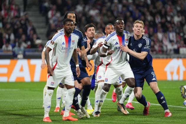Players from both sides jostle for position Olympique Lyonnais v Manchester United, ManU UEFA Europa League, Quarter Final, First Leg, Football, Groupama Stadium, Lyon, France - 10 Apr 2025 EDITORIAL USE ONLY No use with unauthorised audio, video, data, fixture lists, club league logos or live services. Online in-match use limited to 120 images, no video emulation. No use in betting, games or single club league player publications. Copyright: xDavexWinter Shutterstockx 15243617bo