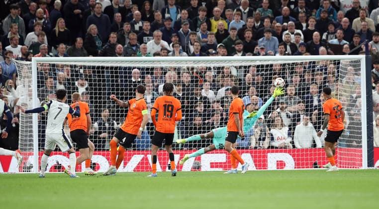 10 04 2025, xtgx, Football Europa League 1 4 Final, Tottenham Hotspur Eintracht Frankfurt v l Heung Min Son of Tottenham Hotspur, Kaua Santos Eintracht Frankfurt DFL DFB REGULATIONS PROHIBIT ANY USE OF PHOTOGRAPHS as IMAGE SEQUENCES and or QUASI VIDEO London