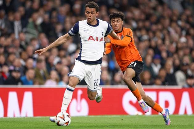 Tottenham Hotspur gegen Eintracht Frankfurt 10. April 2025, London UEFA Europa League Viertelfinale Hinspiel Tottenham Hotspur gegen Eintracht Frankfurt Brennan Johnson von Tottenham Hotspur und Nathaniel Brown von Eintracht Frankfurt Foto Jacques Feeney Abseits London UK  Copyright: xJacquesxFeeneyx xOffsidexOffside