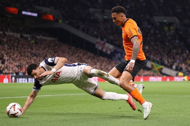 Tottenham Hotspur gegen Eintracht Frankfurt 10. April 2025, London UEFA Europa League Viertelfinal Hinspiel Tottenham Hotspur gegen Eintracht Frankfurt Dominic Solanke von Tottenham Hotspur und Tuta von Eintracht Frankfurt Foto Jacques Feeney Abseits London UK  Copyright: xJacquesxFeeneyx xOffsidexOffside