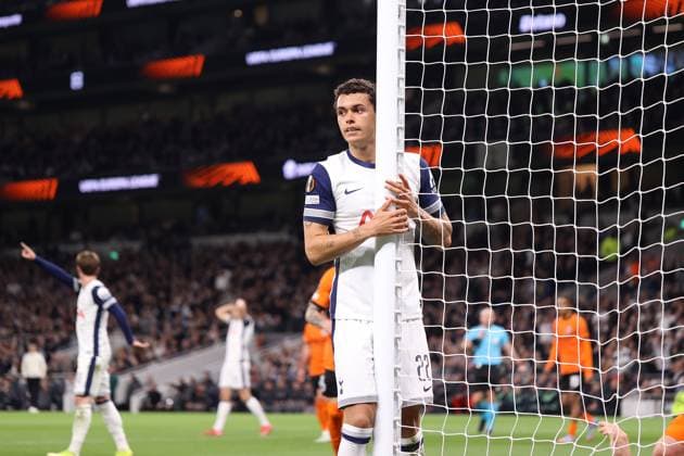 Tottenham Hotspur gegen Eintracht Frankfurt 10. April 2025, London UEFA Europa League Viertelfinale Hinspiel Tottenham Hotspur gegen Eintracht Frankfurt Brennan Johnson von Tottenham Hotspur hält den Torpfosten fest Foto Jacques Feeney Offside London UK  Copyright: xJacquesxFeeneyx xOffsidexOffside
