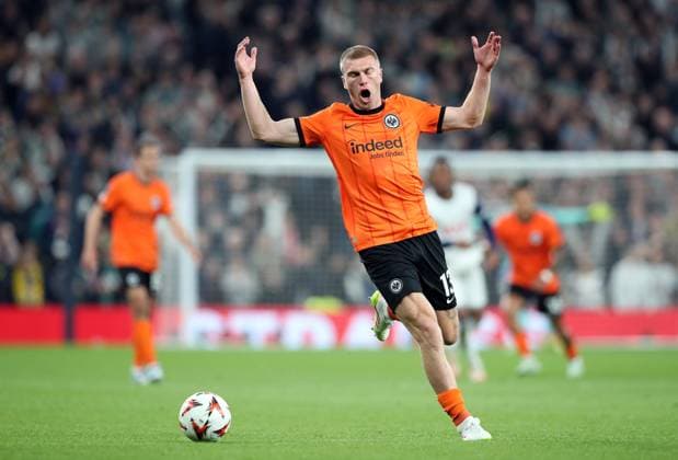10 04 2025, xtgx, Football Europa League 1 4 Final, Tottenham Hotspur Eintracht Frankfurt v l Rasmus Kristensen Eintracht Frankfurt gives instructions, gesticulates, gesticulate with arms gives instructions, gesticulate DFL DFB REGULATIONS PROHIBIT ANY USE OF PHOTOGRAPHS as IMAGE SEQUENCES and or QUASI VIDEO London