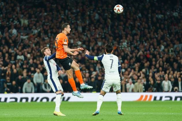 Tottenham Hotspur FC v Eintracht Frankfurt Ellyes Skhiri of Eintracht Frankfurt winning a header against James Maddison of Tottenham Hotspur and Son Heung-Min of Tottenham Hotspur during the Tottenham Hotspur FC v Eintracht Frankfurt UEFA Europa League Quarter-Final 1st leg match at Tottenham Hotspur Stadium, London, England, United Kingdom on 10 April 2025 Credit: Dylan Hepworth Every Second Media Editorial use only. All images are copyright Every Second Media Limited. No images may be reproduced without prior permission. Copyright: xIMAGO EveryxSecondxMediax ESM-1410-0058 DylanxHepworthx xEveryxSecondxMediax