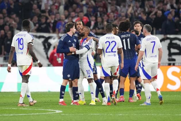 Tempers flare after Mason Mount of Man Utd reacts to a foul by Nicolas Tagliafico of Lyon Olympique Lyonnais v Manchester United, ManU UEFA Europa League, Quarter Final, First Leg, Football, Groupama Stadium, Lyon, France - 10 Apr 2025 EDITORIAL USE ONLY No use with unauthorised audio, video, data, fixture lists, club league logos or live services. Online in-match use limited to 120 images, no video emulation. No use in betting, games or single club league player publications. Copyright: xDavexWinter Shutterstockx 15243617ch