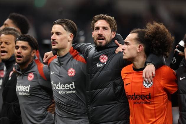 10 04 2025, Football UEFA Europa League quarter-final first leg, Tottenham Hotspur Eintracht Frankfurt, emonline, emspor, v l , Robin Koch Eintracht Frankfurt , Goalkeeper Kevin Trapp Eintracht Frankfurt with the fans DFL DFB REGULATIONS PROHIBIT ANY USE OF PHOTOGRAPHS AS IMAGE SEQUENCES AND OR QUASI VIDEO xdcx Copyright: HMBxMedia Claus