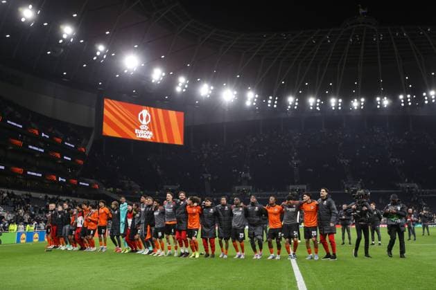 Tottenham Hotspur gegen Eintracht Frankfurt 10. April 2025, London UEFA Europa League Viertelfinale Hinspiel Tottenham Hotspur gegen Eintracht Frankfurt Frankfurt applaudiert seinen Fans Foto Jacques Feeney Abseits London UK  Copyright: xJacquesxFeeneyx xOffsidexOffside