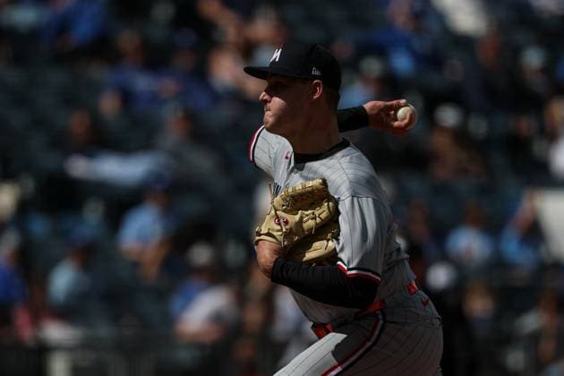 MLB, Baseball Herren, USA 2025: Twins Vs Royals APR 10 April 10, 2025: Minnesota Twins relief pitcher Cole Sands (44) pitches against the Kansas City Royals during the seventh inning of an MLB baseball game at Kauffman Stadium in Kansas City, MO. David Smith CSM (Credit Image: Â David Smith Cal Media) Kansas City Mo United States of America EDITORIAL USE ONLY Copyright: xx ZUMA-20250410_zma_c04_027.jpg DavidxSmithx csmphotothree374646
