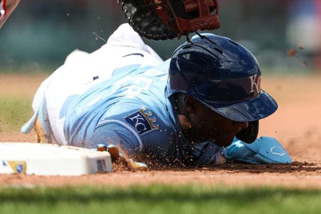 MLB, Baseball Herren, USA 2025: Twins Vs Royals APR 10 April 10, 2025: Kansas City Royals shortstop Tyler Tolbert (2) slides back into first base safely after a bad throw from Minnesota Twins relief pitcher Louis Varland (37) to first base during the eighth inningof an MLB baseball game at Kauffman Stadium in Kansas City, MO. David Smith CSM (Credit Image: Â David Smith Cal Media) Kansas City Mo United States of America EDITORIAL USE ONLY Copyright: xx ZUMA-20250410_zma_c04_026.jpg DavidxSmithx csmphotothree374647