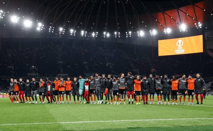 10 04 2025, xtgx, Football Europa League 1 4 Final, Tottenham Hotspur Eintracht Frankfurt v l Kaua Santos Eintracht Frankfurt , Hugo Ekitike Eintracht Frankfurt and Team thanks the fans DFL DFB REGULATIONS PROHIBIT ANY USE OF PHOTOGRAPHS as IMAGE SEQUENCES and or QUASI VIDEO London