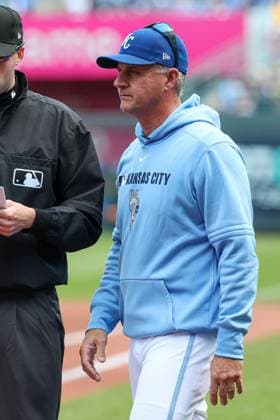 MLB, Baseball Herren, USA 2025: Twins Vs Royals APR 10 April 10, 2025: Kansas City Royals manager Matt Quatraro (33) talks with an umpire before an MLB baseball game against the Minnesota Twins at Kauffman Stadium in Kansas City, MO. David Smith CSM (Credit Image: Â David Smith Cal Media) Kansas City Mo United States of America EDITORIAL USE ONLY Copyright: xx ZUMA-20250410_zma_c04_031.jpg DavidxSmithx csmphotothree374648