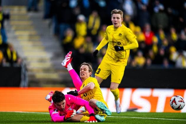 250410 Ulrik Saltnes of Bodo Glimt missing a chance to score on goalkeeper Christos Mandas of Lazio during the UEFA Europa League quarter final football match between Bodo Glimt and Lazio on April 10, 2025 in Bodo Photo Marius Simensen BILDBYRAN COP 238 bbeng bodo bodo glimt football fotball fotboll kvartfinale lazio quarter final soccer uefa europa league  Copyright: MARIUSxSIMENSEN BB250410ZV019