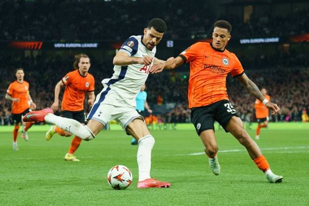 Tottenham Hotspur FC v Eintracht Frankfurt Dominic Solanke of Tottenham Hotspur and Tuta of Eintracht Frankfurt battling for the ball during the Tottenham Hotspur FC v Eintracht Frankfurt UEFA Europa League Quarter-Final 1st leg match at Tottenham Hotspur Stadium, London, England, United Kingdom on 10 April 2025 Credit: Dylan Hepworth Every Second Media Editorial use only. All images are copyright Every Second Media Limited. No images may be reproduced without prior permission. Copyright: xIMAGO EveryxSecondxMediax ESM-1410-0067 DylanxHepworthx xEveryxSecondxMediax