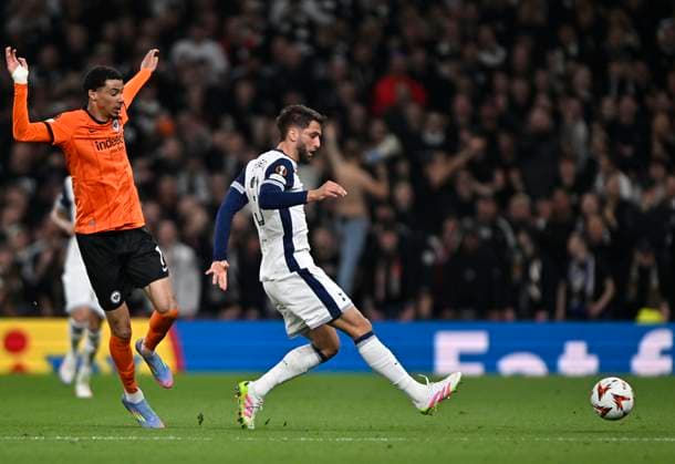 Tottenham Hotspur V Eintracht Frankfurt, Europa League. Rodrigo Bentancur (Spurs) and Hugo Ekitike (Frankfurt) during the Tottenham Hotspur V Eintracht Frankfurt UEFA Europa Conference League quarter-final match at the Tottenham Hotspur Stadium, London. Tottenham Tottenham Hotspur Stadium UK Copyright: xMartinxDaltonx Spurs_v_Frankfurt_100425_MD_019