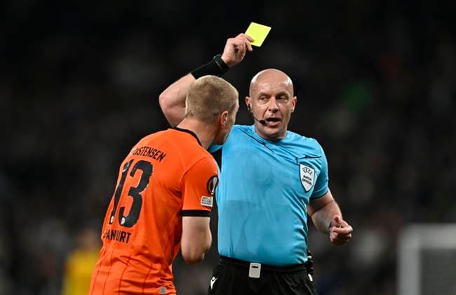 Tottenham Hotspur V Eintracht Frankfurt, Europa League. Szymon Marciniak (Referee) shows the yellow card toRasmus Kristensen (Frankfurt) during the Tottenham Hotspur V Eintracht Frankfurt UEFA Europa Conference League quarter-final match at the Tottenham Hotspur Stadium, London. Tottenham Tottenham Hotspur Stadium UK Copyright: xMartinxDaltonx Spurs_v_Frankfurt_100425_MD_052