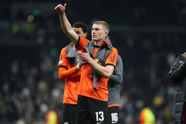 Rasmus Kristensen of Eintracht Frankfurt thanks the travelling supporters after the match Tottenham Hotspur v Eintracht Frankfurt, Football, UEFA Europa League, Tottenham Hotspur Stadium, London, UK - 10 04 2025 Editorial use only  Copyright: xAnthonyxHanc Shutterstockx 15247844at