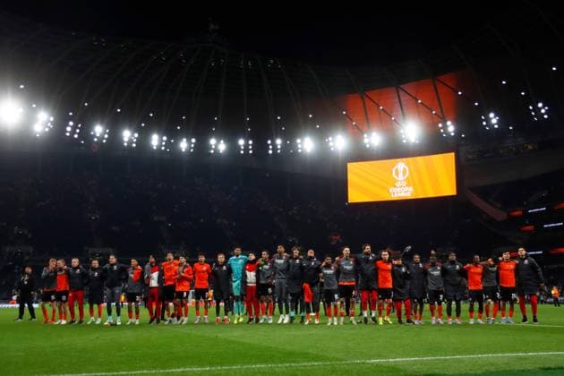 Eintracht Frankfurt players and staff all huddle together after the match to thank the travelling supporters Tottenham Hotspur v Eintracht Frankfurt, Football, UEFA Europa League, Tottenham Hotspur Stadium, London, UK - 10 04 2025 Editorial use only  Copyright: xAnthonyxHanc Shutterstockx 15247844o