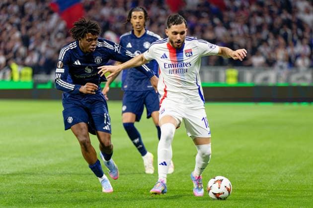Lyon, France, April 10 2025 : Rayan Cherki (18 Olympique Lyonnais) controls the ball (action) Patrick Dorgu (13 Manchester United, ManU during the UEFA Europa League game between Olympique Lyonnais and Manchester United at Groupama Stadium in Lyon, France (Giuseppe Velletri SPP) Copyright: xGiuseppexVelletrix xSPPx spp-en-GiVeSp-DZ8_1530
