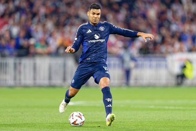 Lyon, France, April 10 2025 : Bruno Fernandes (8 Manchester United, ManU pass the ball during the UEFA Europa League game between Olympique Lyonnais and Manchester United at Groupama Stadium in Lyon, France (Giuseppe Velletri SPP) Copyright: xGiuseppexVelletrix xSPPx spp-en-GiVeSp-DZ9_4904
