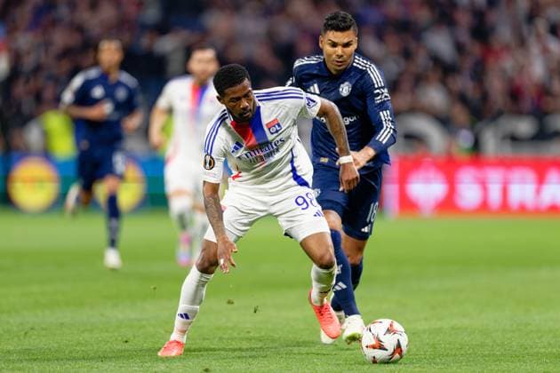 Lyon, France, April 10 2025 : Ainsley Maitland Niles (98 Olympique Lyonnais) Bruno Fernandes (8 Manchester United, ManU battle for the ball (duel) during the UEFA Europa League game between Olympique Lyonnais and Manchester United at Groupama Stadium in Lyon, France (Giuseppe Velletri SPP) Copyright: xGiuseppexVelletrix xSPPx spp-en-GiVeSp-DZ9_4919