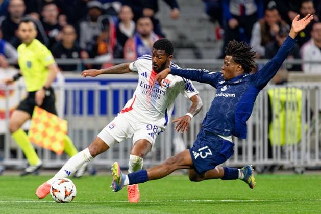 Lyon, France, April 10 2025 : Ainsley Maitland Niles (98 Olympique Lyonnais) Patrick Dorgu (13 Manchester United, ManU battle for the ball (duel) during the UEFA Europa League game between Olympique Lyonnais and Manchester United at Groupama Stadium in Lyon, France (Giuseppe Velletri SPP) Copyright: xGiuseppexVelletrix xSPPx spp-en-GiVeSp-DZ9_5117