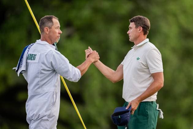 250410 Ludvig Aberg of Sweden with his caddie Joe Skovron on the 18th green after the first round of the 2025 Masters Golf Tournament on April 10, 2025 in Augusta Photo Petter Arvidson BILDBYRAN kod PA PA1007 bbeng golf masters the masters augusta us masters sverige jubel  Copyright: PETTERxARVIDSON BB250410PA143