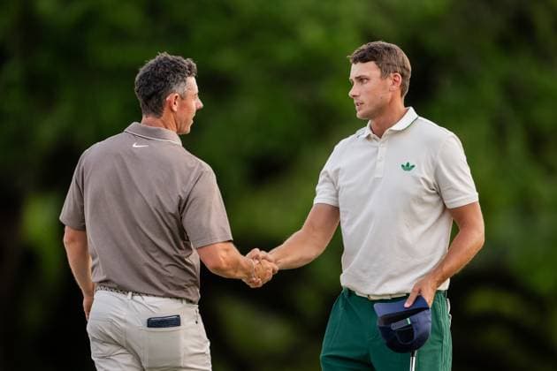 250410 Rory McIlroy of Northern Ireland and Ludvig Aberg of Sweden on the 18th green after the first round of the 2025 Masters Golf Tournament on April 10, 2025 in Augusta Photo Petter Arvidson BILDBYRAN kod PA PA1007 bbeng golf masters the masters augusta us masters sverige  Copyright: PETTERxARVIDSON BB250410PA144
