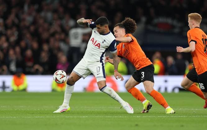10 04 2025, Football UEFA Europa League quarter-final first leg, Tottenham Hotspur Eintracht Frankfurt, emonline, emspor, v l , Cristian Romero Tottenham Hotspur , Arthur Theate Eintracht Frankfurt DFL DFB REGULATIONS PROHIBIT ANY USE OF PHOTOGRAPHS AS IMAGE SEQUENCES AND OR QUASI VIDEO xdcx Copyright: HMBxMedia Claus